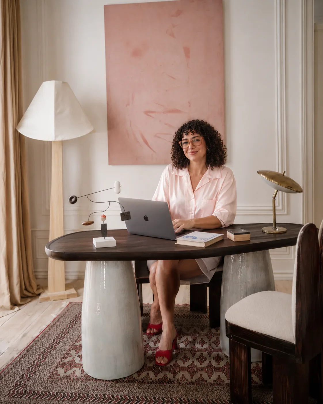 Cristina trabajando sobre una estrategia de marca
