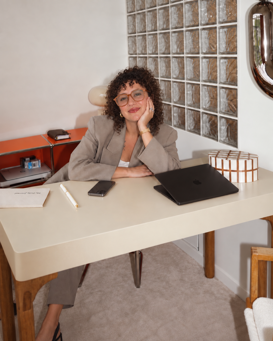 Cristina Ibáñez en su mesa de trabajo