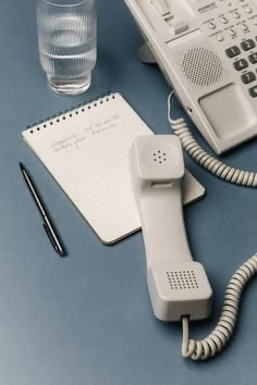 Teléfono y cuaderno, detalle editorial
